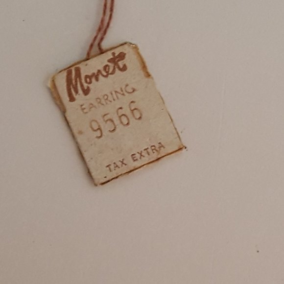 Vintage MONET Signed Textured Gold Tone Earrings Clip-on - Picture 4 of 11